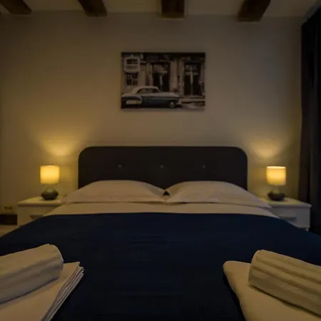 Lamp House Apartment *